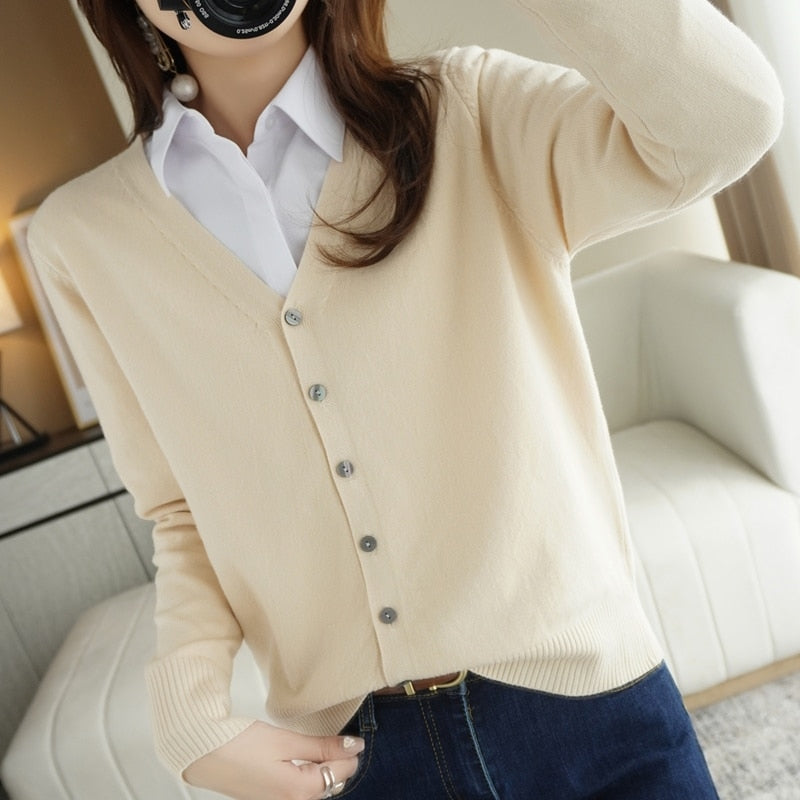 Damen Strickjacke beige, V-Ausschnitt, Knopfleiste, eleganter Freizeitlook, Baumwolle, Herbstmode.