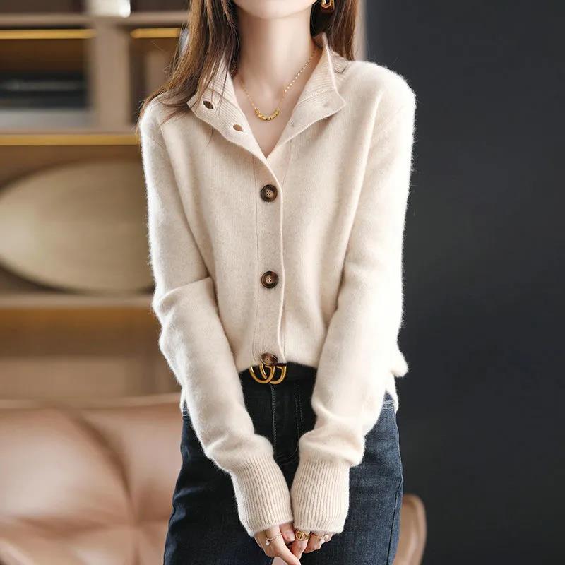 Damen Strickjacke beige, weiches Material, Knopfleiste, modisch, Herbstmode, elegant.