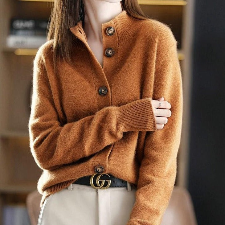 Brauner Damen-Cardigan aus Wolle mit Knöpfen, elegantes Design, Herbstmode, gemütlich.