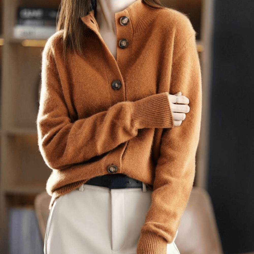Damen Strickjacke aus braunem Kaschmir, Knopfleiste, elegantes Design, Herbstmode.