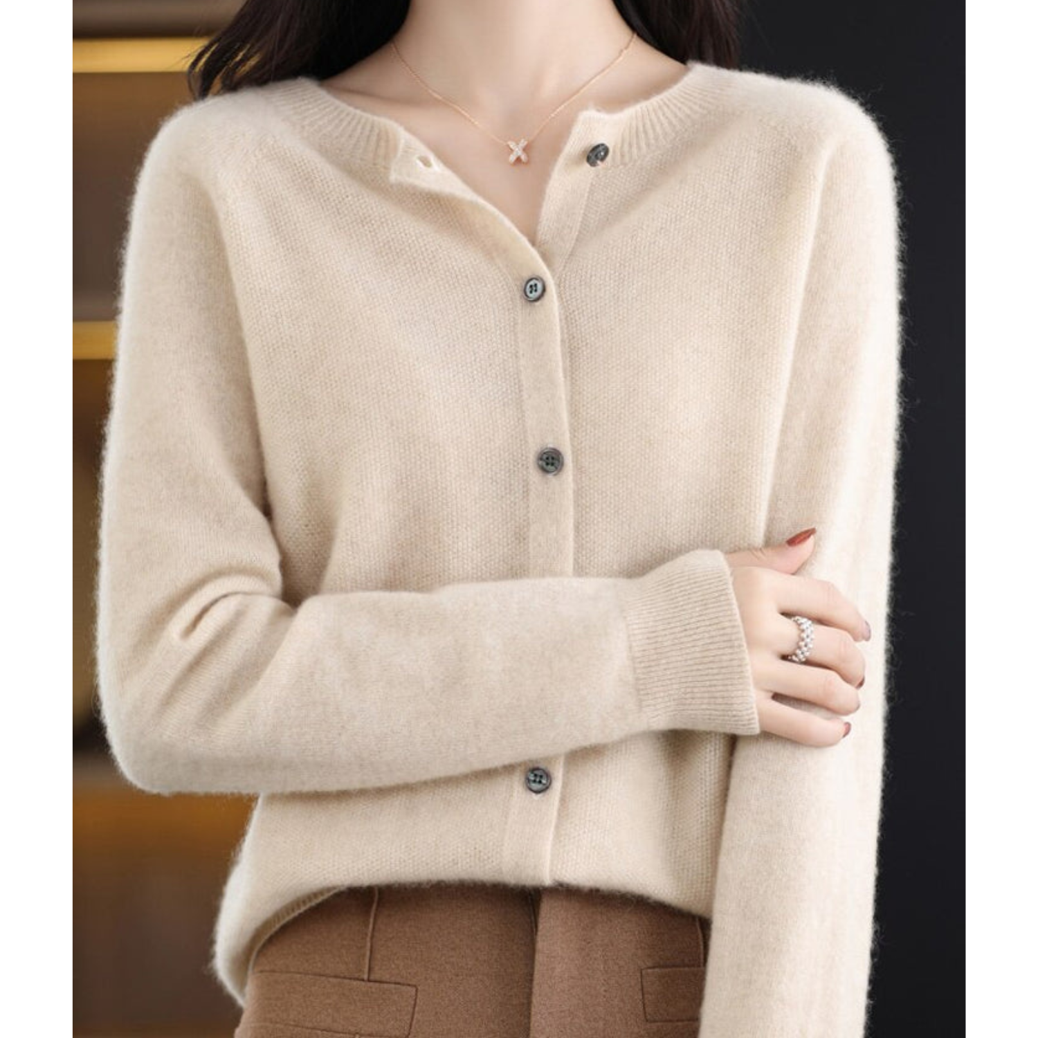 Damen Strickjacke beige, Knöpfe, weiches Material, elegantes Design, Herbstmode 2023.