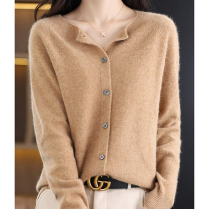 Damen Strickjacke beige, Knöpfe, weiches Material, modisch, Herbstmode, eleganter Look.