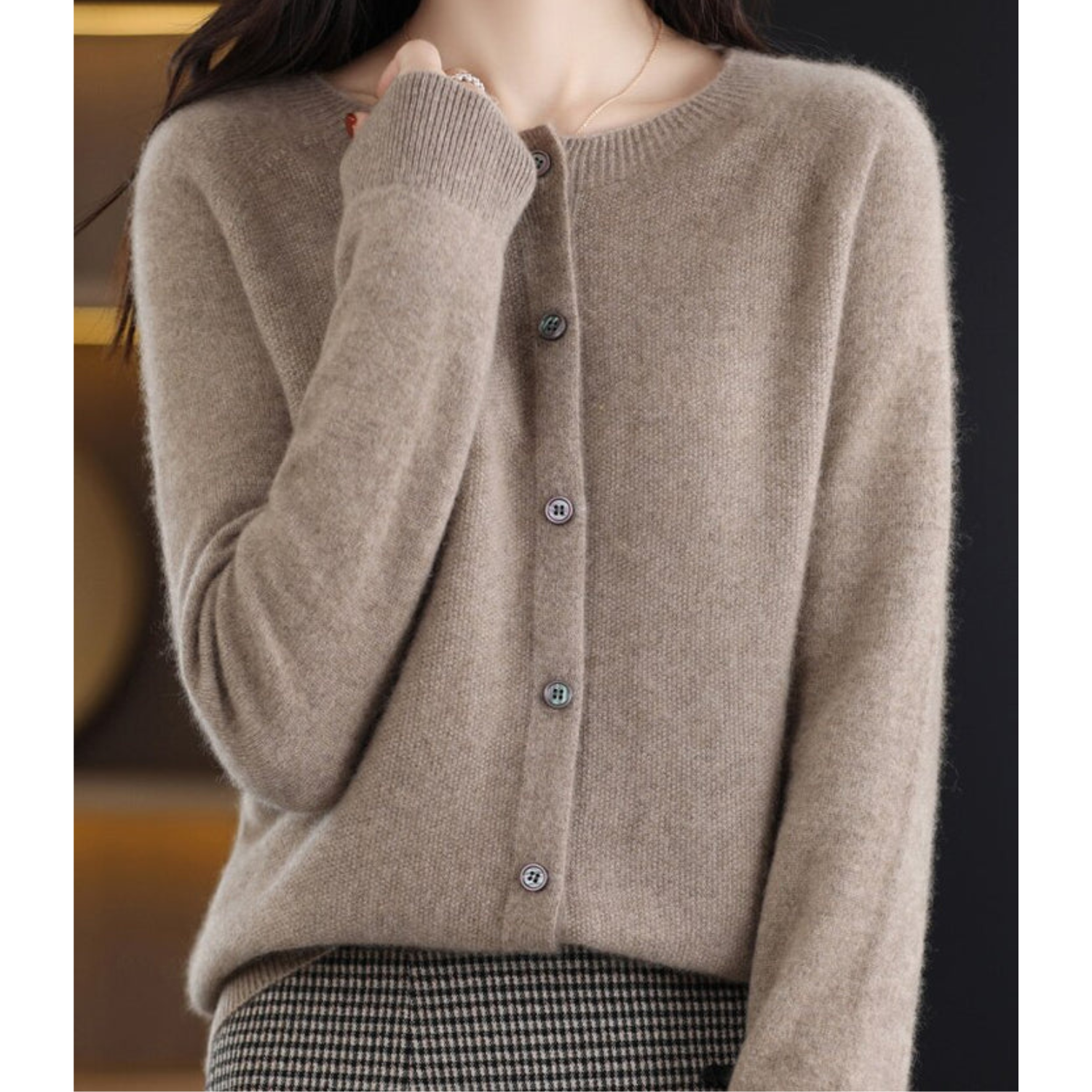 Damen Strickjacke beige, Knöpfe, weiches Material, modisch, Herbstmode, gemütlich.