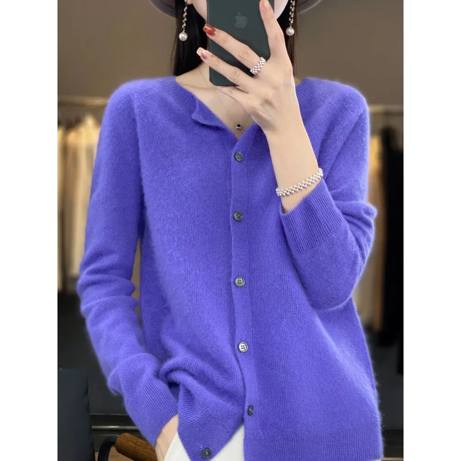 Damen Strickjacke lila, Knopfleiste, weiches Material, modisch, Herbstmode, elegant.