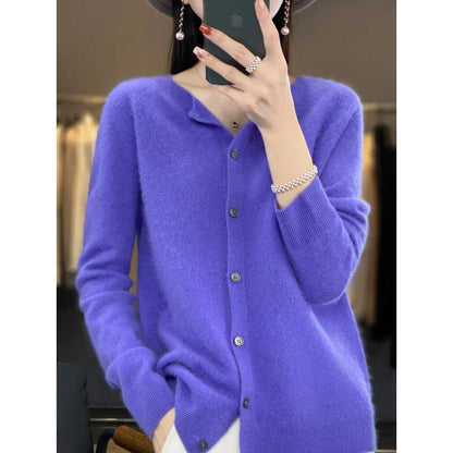 Damen Strickjacke lila, Knopfleiste, weiches Material, modisch, Herbstmode, elegant.