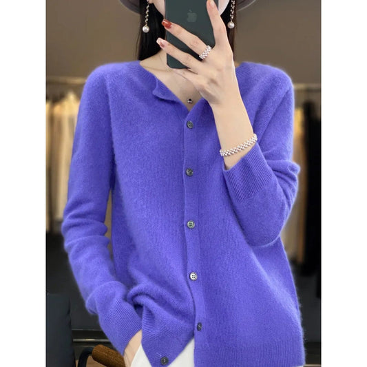 Damen Strickjacke lila, Knopfleiste, weiches Material, modisch, Herbstmode, elegant.