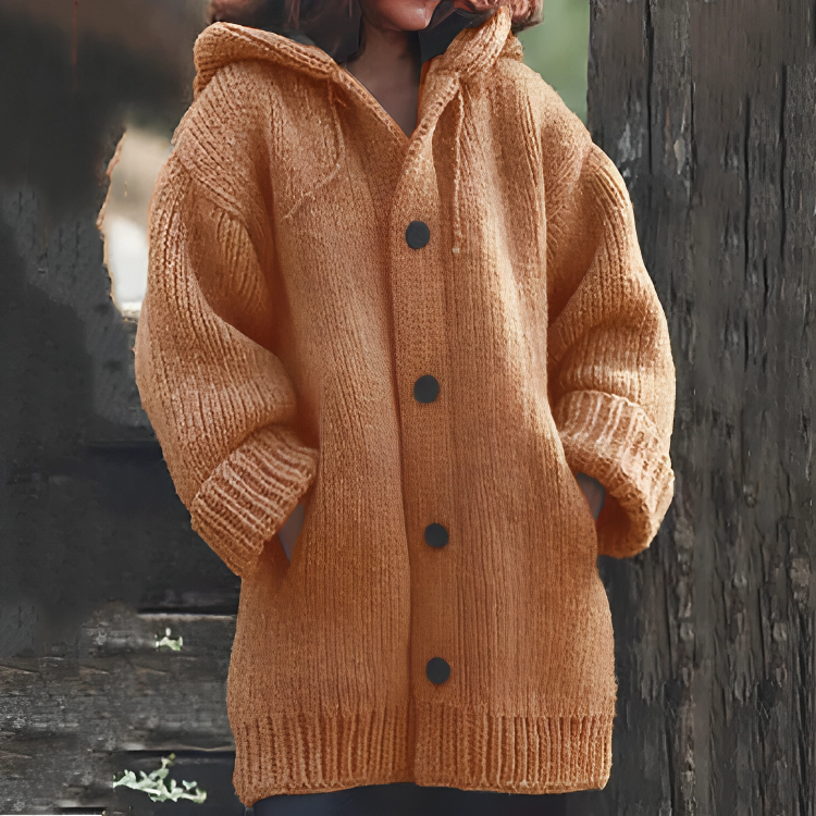 Frau in orangefarbener Strickjacke mit Kapuze und Knöpfen, Herbstmode, gemütlich, warm.