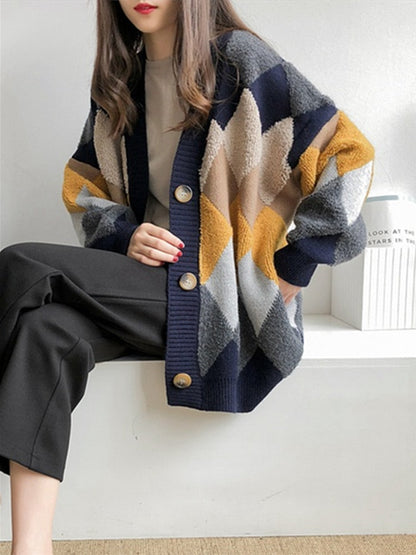 Frau trägt bunten Strickcardigan mit Rautenmuster, Herbstmode, gemütlich, modisch, Damenbekleidung.