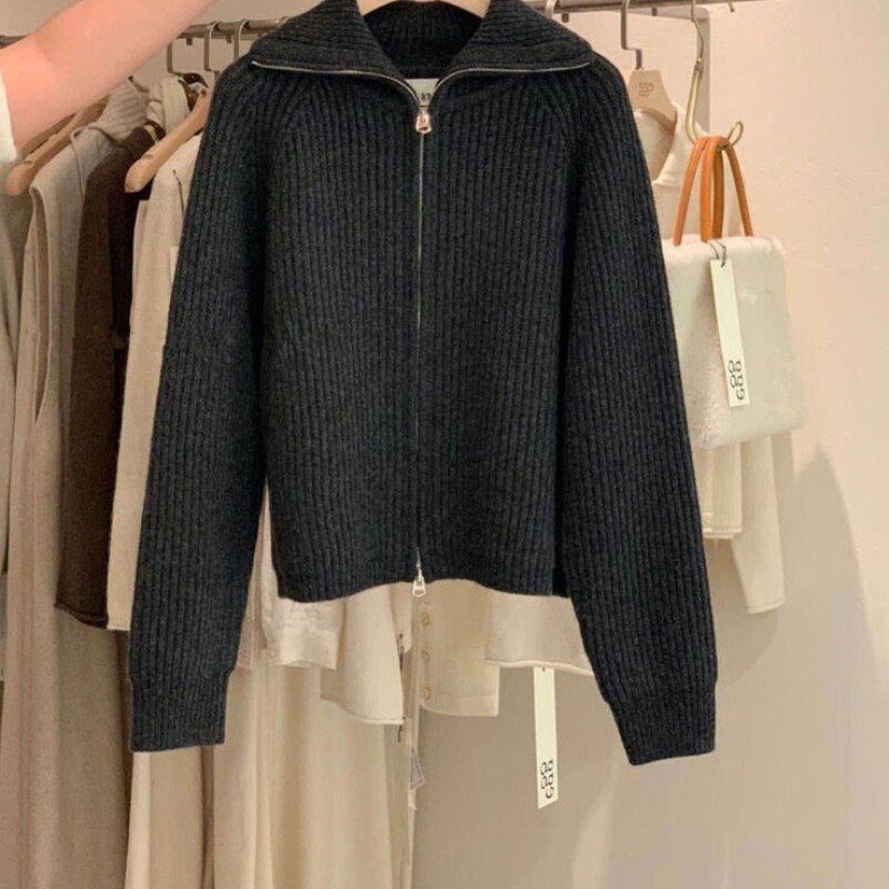Dunkelgrauer Strickpullover mit Reißverschluss, Damenmode, Herbstkollektion, elegant und warm.