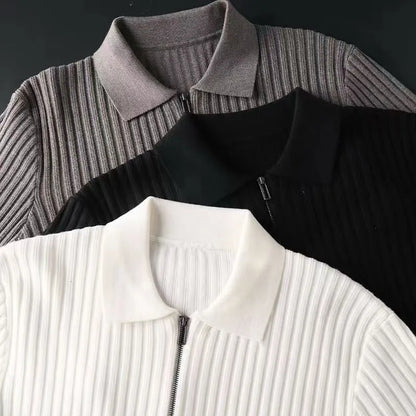 Drei gerippte Strickjacken, Farben: Grau, Schwarz, Weiß, mit Reißverschluss und Kragen.