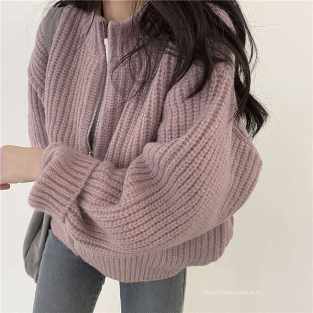 Damen Strickjacke rosa, Reißverschluss, Stehkragen, lässig, modisch, Herbstmode.