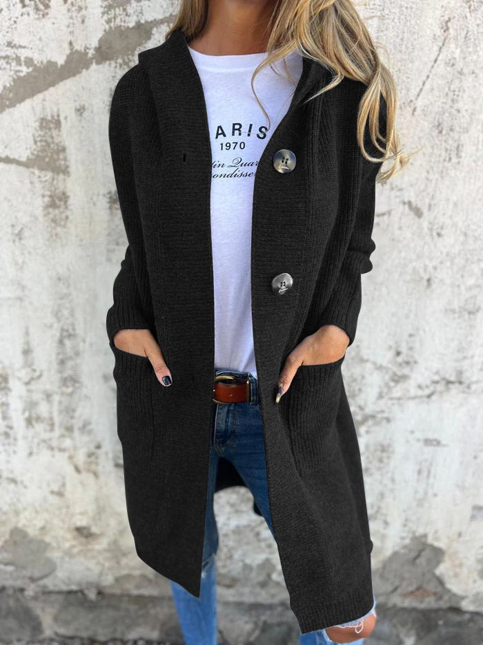 Damen Strickjacke schwarz, lang, mit Knöpfen, lässig, Herbstmode, über weißem T-Shirt.