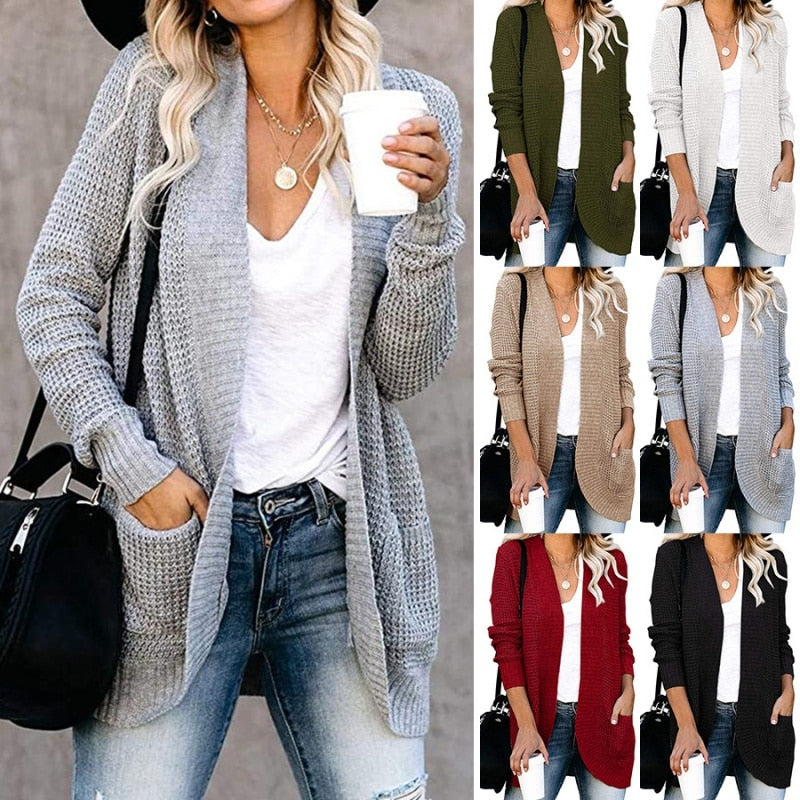 Frau in grauem Strickcardigan, Jeans, mit Kaffeetasse; verschiedene Cardigan-Farben gezeigt.