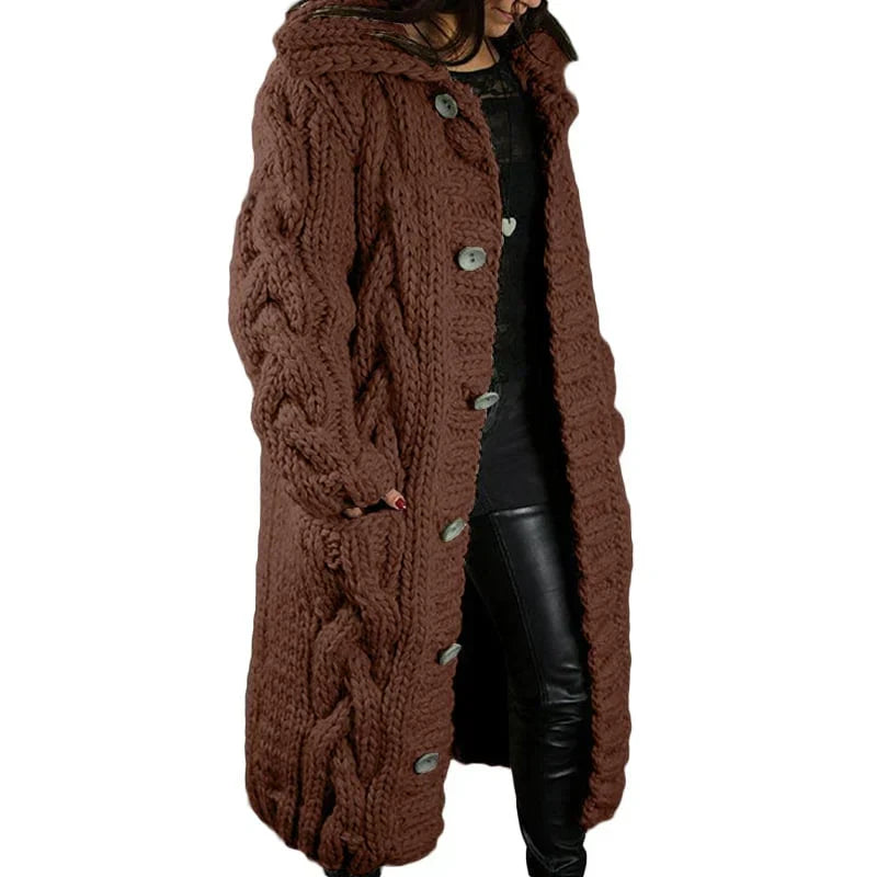 Frau in braunem Strickmantel mit Kapuze, Zopfmuster, Knöpfen, Wintermode, Damenbekleidung.