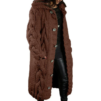 Frau in braunem Strickmantel mit Kapuze, Zopfmuster, Knöpfen, Wintermode, Damenbekleidung.