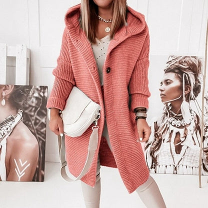 Frau in rosa Strickmantel mit Kapuze, weiße Tasche, modisch, Herbstmode, Damenbekleidung.