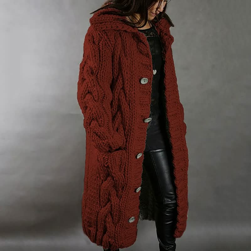 Frau in rotem Strickmantel mit Zopfmuster, Kapuze und Knöpfen, modisch, warm, Winterkleidung.