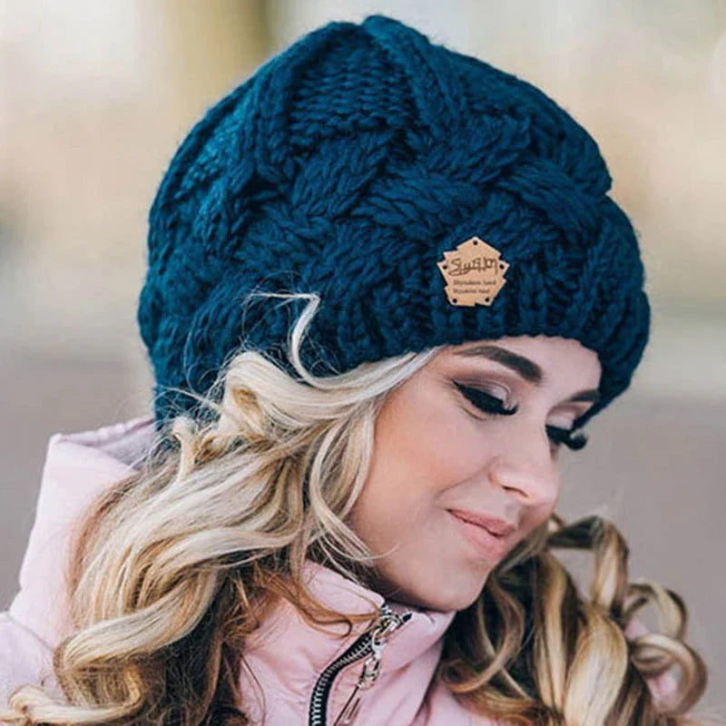 Blaue Strickmütze aus Wolle, handgefertigt, warm, stilvoll, ideal für Wintermode.