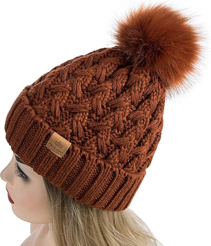 Braune Strickmütze mit Kunstfellbommel, Damen Wintermode, warm und stilvoll.