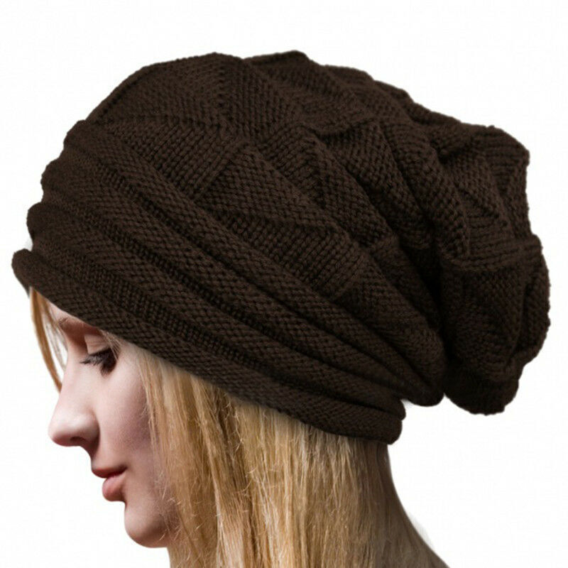 Damen Strickmütze, braun, Wintermode, warm, Beanie-Stil, weiches Material, modisches Accessoire.