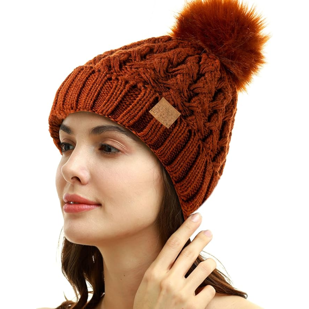 Frau mit brauner Strickmütze, Bommel, Wintermode, Damenaccessoire, warm, stilvoll.