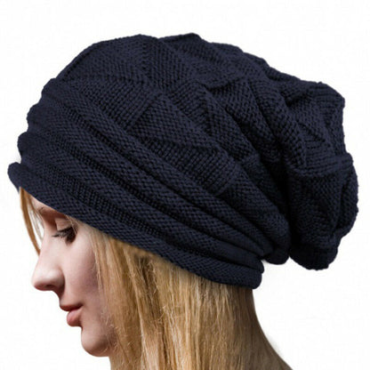 Dunkelblaue Strickmütze, Damenmode, Winteraccessoire, warm, stilvoll, bequem, Freizeitkleidung.