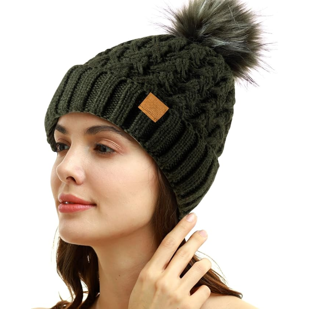 Dunkelgrüne Strickmütze mit Kunstfellbommel, Damenmode, Winteraccessoire, warm und stilvoll.