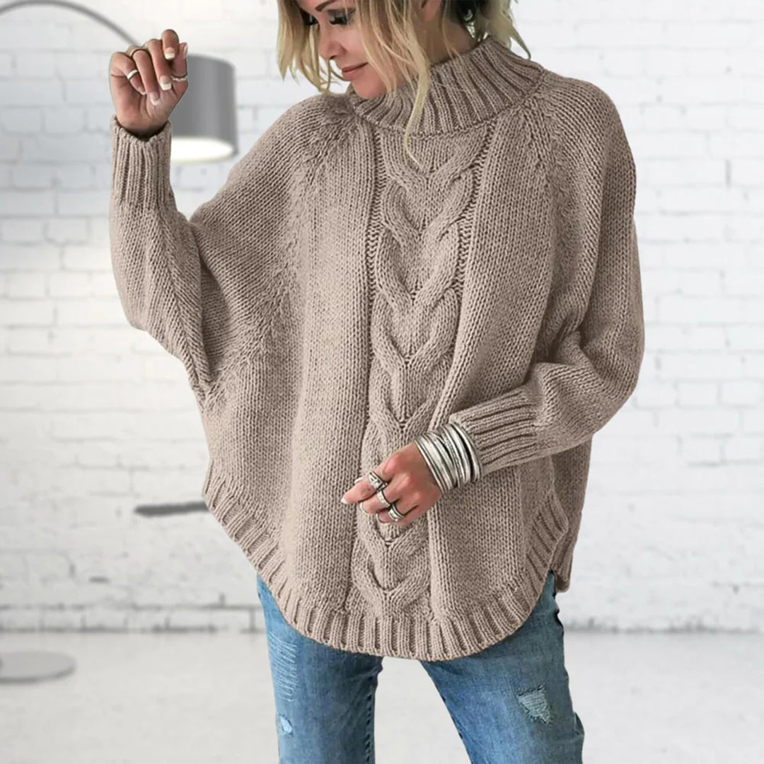 Damenpullover beige grob gestrickt, Zopfmuster, Rollkragen, lässig, modisch, Herbstmode.