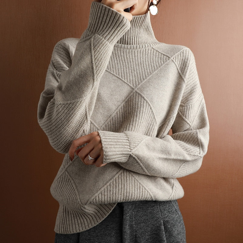 Damen Rollkragenpullover beige, Strickmuster, warm, elegant, Wintermode, gemütlich, modisch.