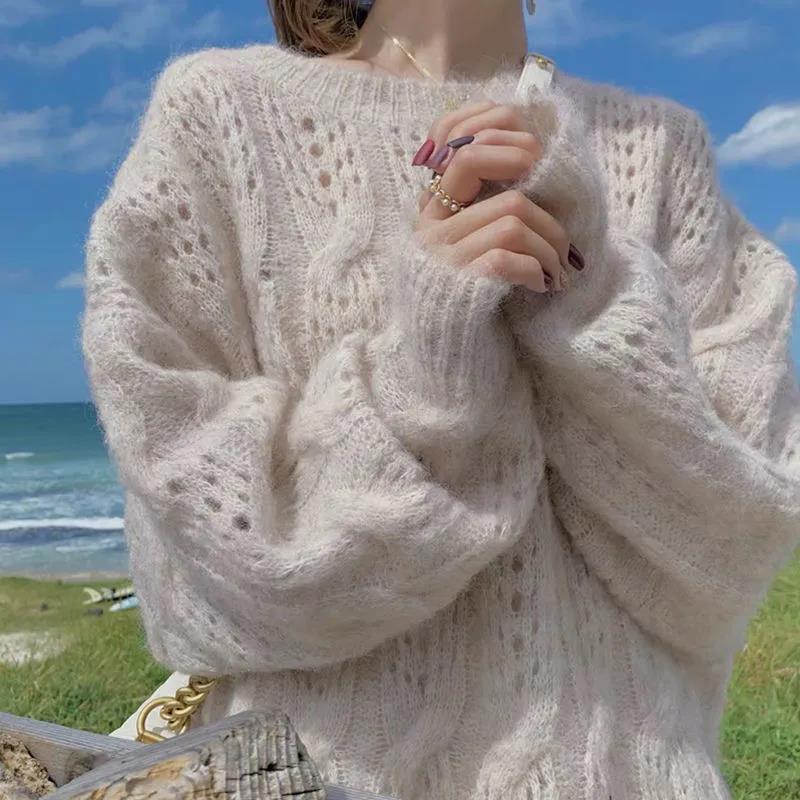 Frau in cremefarbenem Strickpullover aus Wolle am Strand, modisch, gemütlich, Herbstmode.