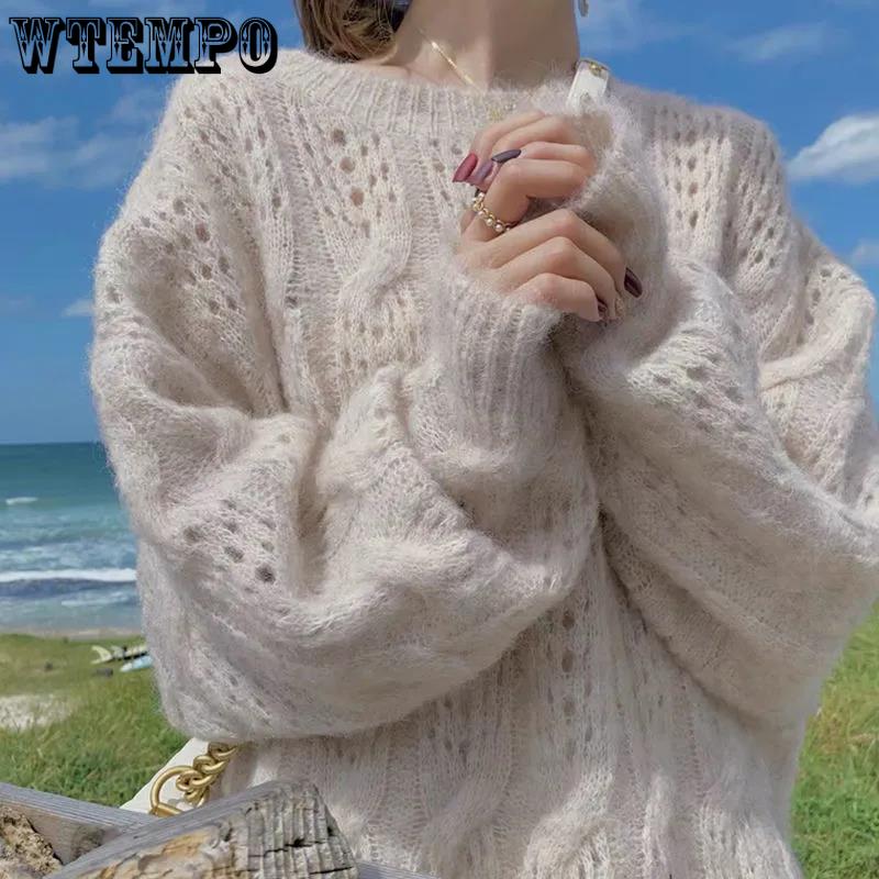 Damen Strickpullover beige, Zopfmuster, warm, modisch, Strandhintergrund, Herbstmode.