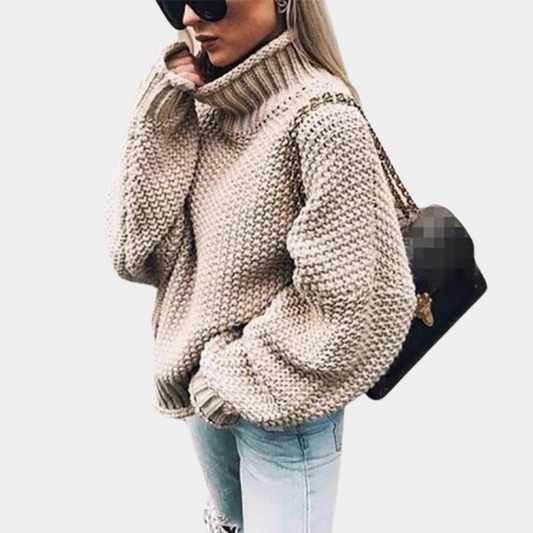 Frau in khaki Strickpullover, Rollkragen, Sonnenbrille, schwarze Tasche, lässiger Stil.