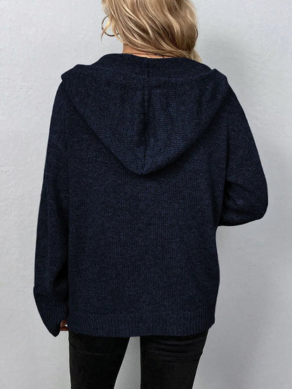 Dunkelblauer Damen-Hoodie aus Strick, Rückansicht, lässiger Stil, Herbstmode.