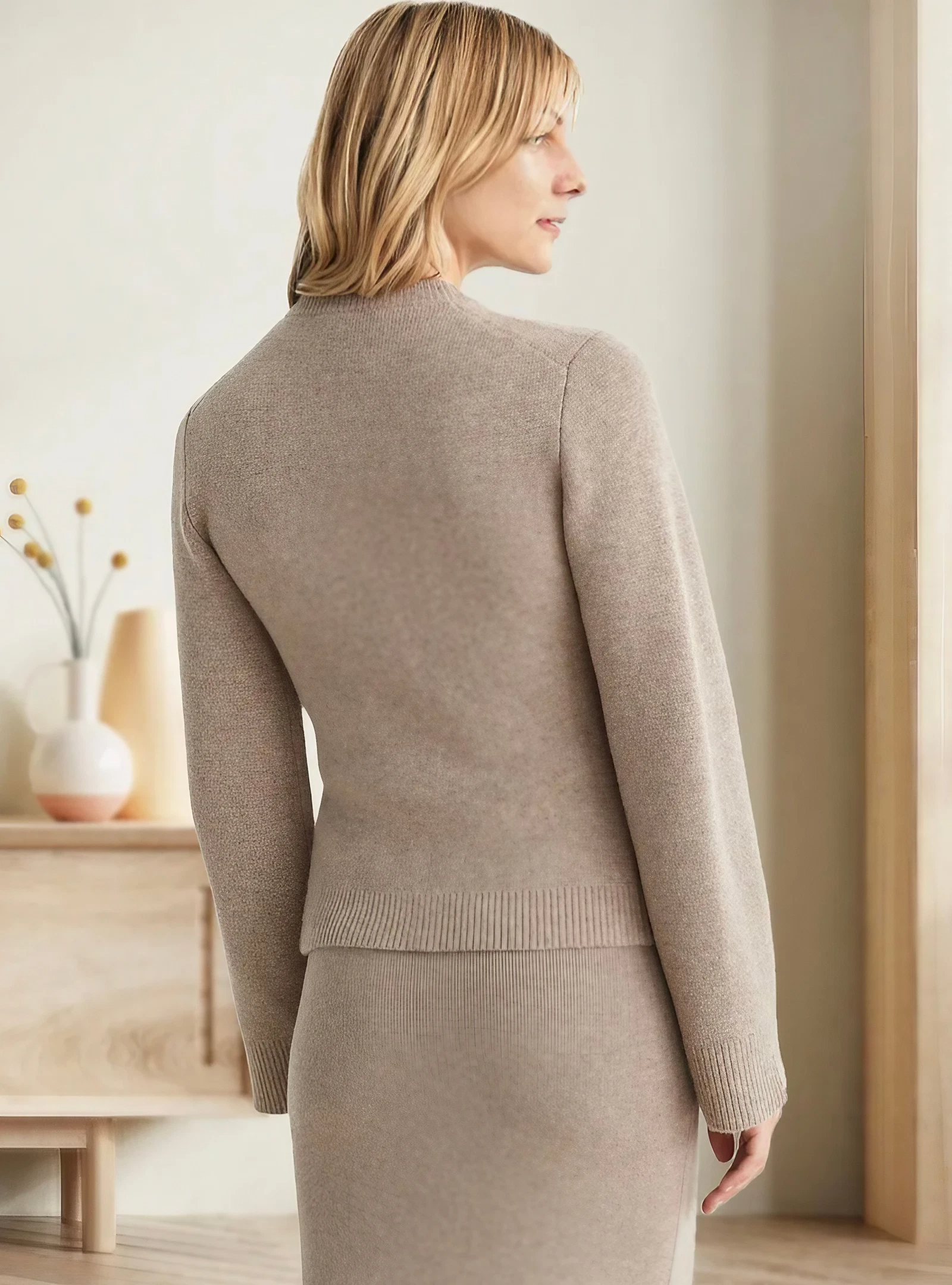 Frau in beigem Strickpullover und Rock, elegantes Outfit, moderne Mode, Innenraum.