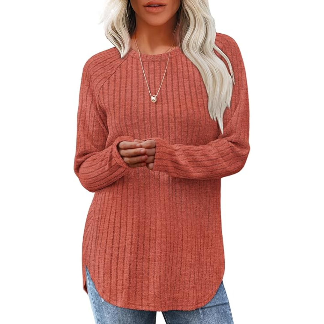 Frau in rotem Strickpullover, lange Ärmel, Rundhalsausschnitt, lässiger Stil, blonde Haare.