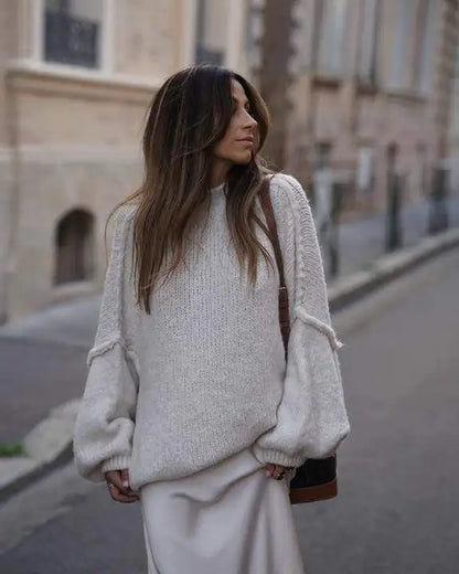 Frau in weißem Strickpullover auf Straße, modisch, lässig, Herbstmode, urbaner Stil.