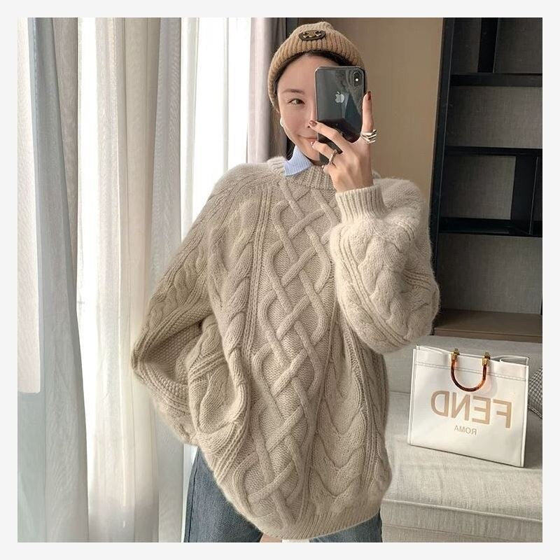 Frau in beigem Strickpullover, Zopfmuster, Selfie, modisch, gemütlich, Wintermode.