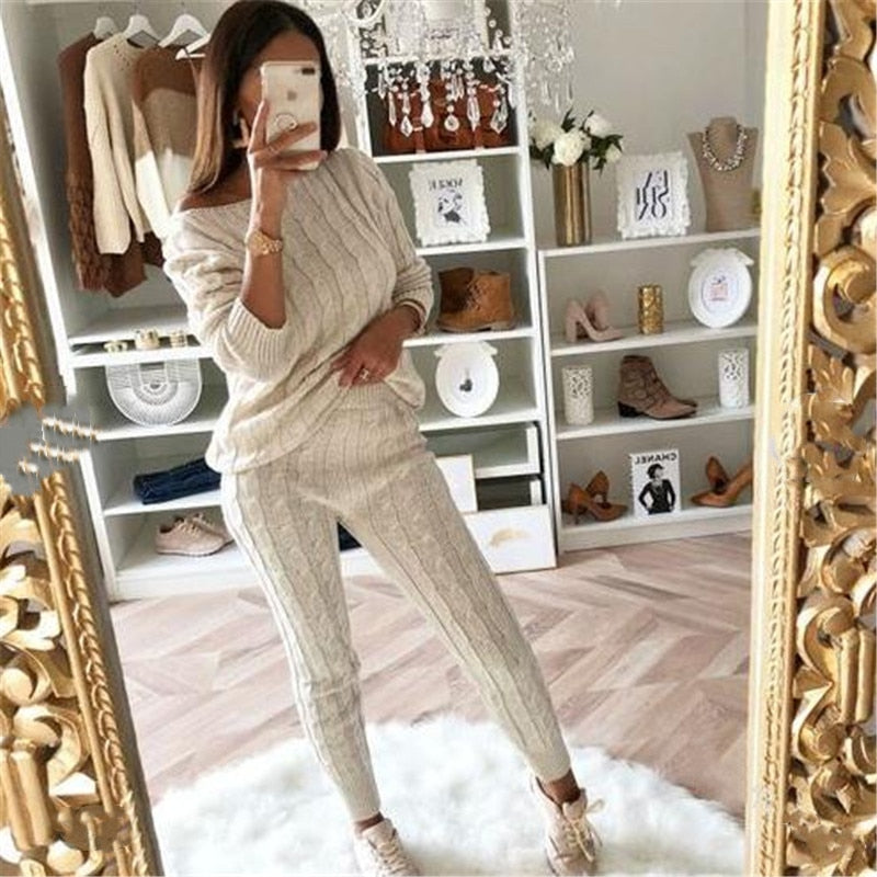 Frau in beigem Strickpullover und Hose, Selfie im eleganten Ankleidezimmer, Modebloggerin.