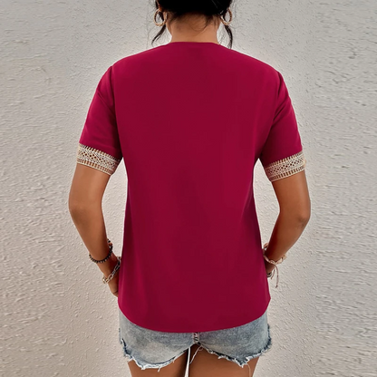 Frau in rotem T-Shirt mit Spitzenärmeln und Jeansshorts, Rückansicht, lässige Sommermode.