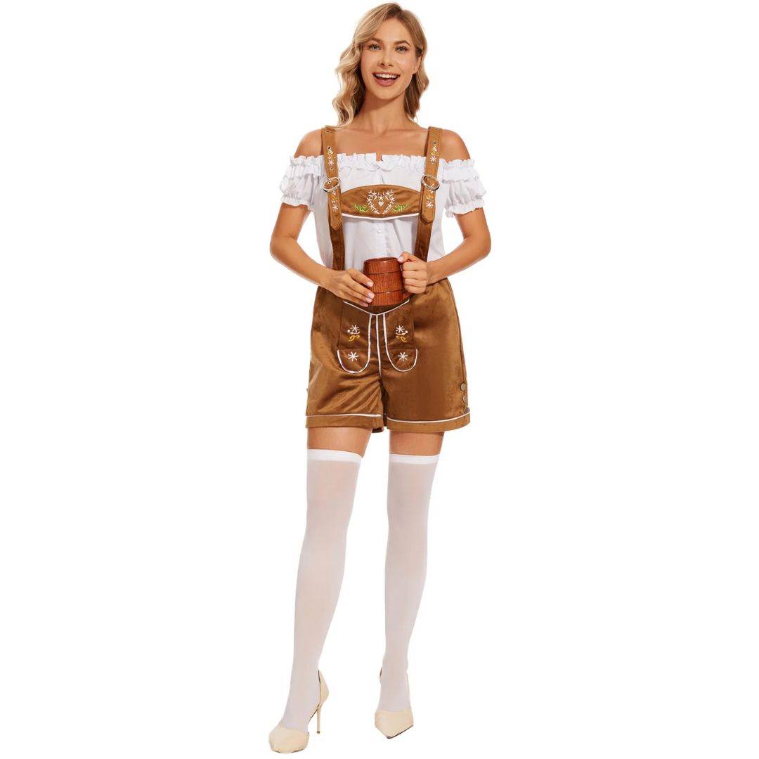 Frau im braunen Lederhosen-Kostüm mit weißer Bluse und Bierkrug, Oktoberfest-Outfit.