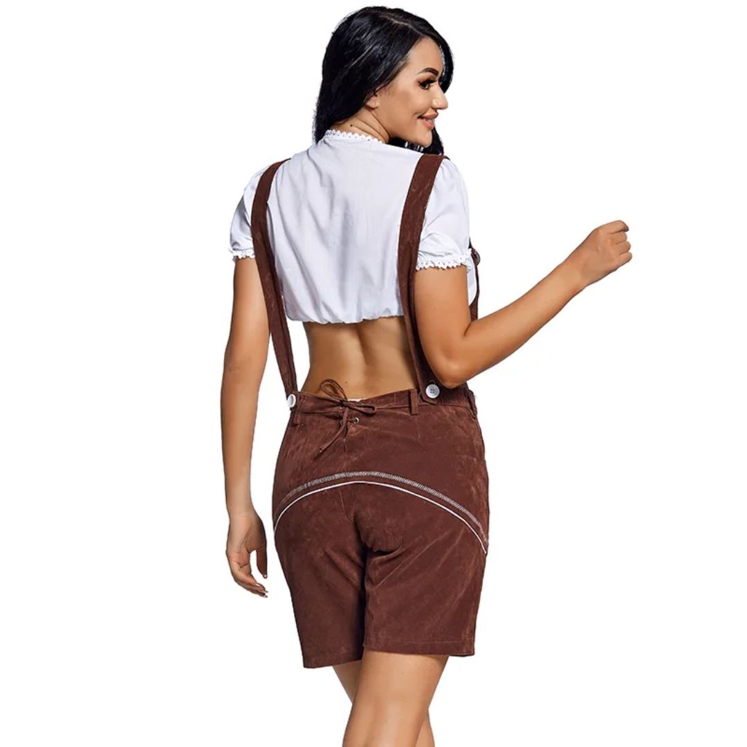 Frau in brauner Lederhose mit Hosenträgern, weiße Bluse, traditionelles bayerisches Outfit.