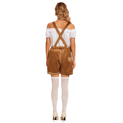 Frau in brauner Lederhose mit Trägern, weißer Bluse und Strümpfen, Rückansicht, Oktoberfest-Outfit.