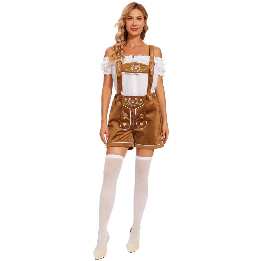 Frau in brauner Lederhose mit Stickerei, weißer Bluse, Kniestrümpfen; Oktoberfest-Outfit.