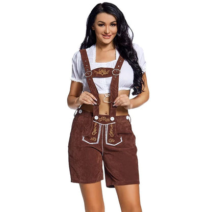 Frau in brauner Lederhose und weißer Bluse, traditionelles bayerisches Trachtenoutfit.