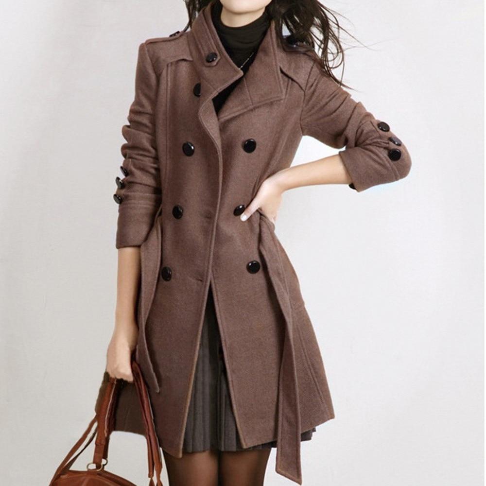 Damen Trenchcoat braun, doppelreihig, Knöpfe, Herbstmode, eleganter Mantel, stilvoll.
