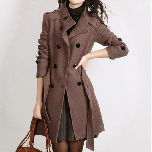 Damen Trenchcoat braun, doppelreihig, Knöpfe, Herbstmode, eleganter Mantel, stilvoll.