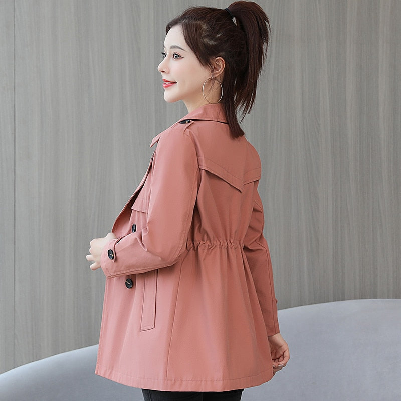 Damenjacke rosa, tailliert, mit Knöpfen, eleganter Herbstmantel, modisch, seitliche Ansicht.