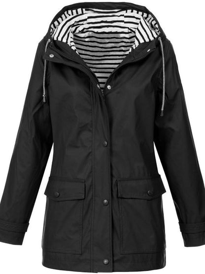 Schwarzer Damen-Trenchcoat mit Kapuze, gestreiftes Innenfutter, lange Ärmel, Herbstmode 2023.
