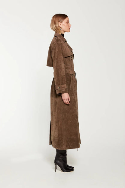 Frau im braunen Wildleder-Trenchcoat, seitlich, schwarze Stiefel, Mode, Herbstkleidung.