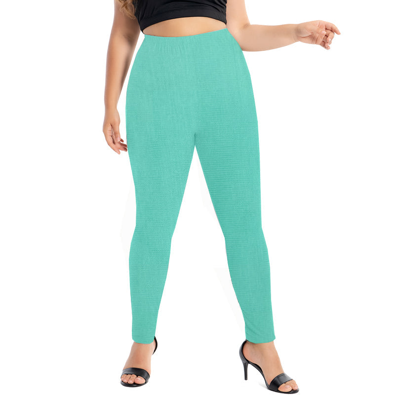 Frau in türkisfarbener Leggings, hoch tailliert, figurbetont, modisch, mit schwarzen High Heels.